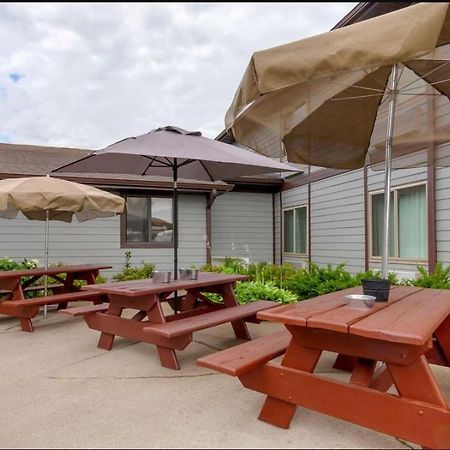 Clarion Pointe Hotel Tomah Luaran gambar