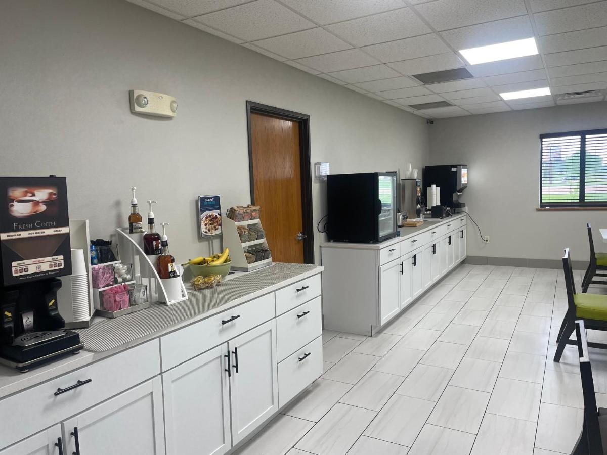 Clarion Pointe Hotel Tomah Luaran gambar