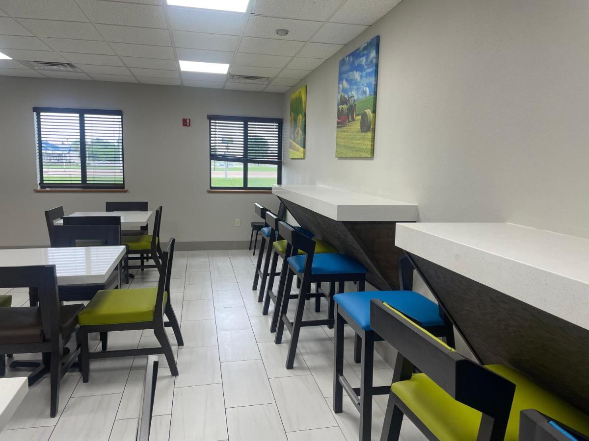 Clarion Pointe Hotel Tomah Luaran gambar