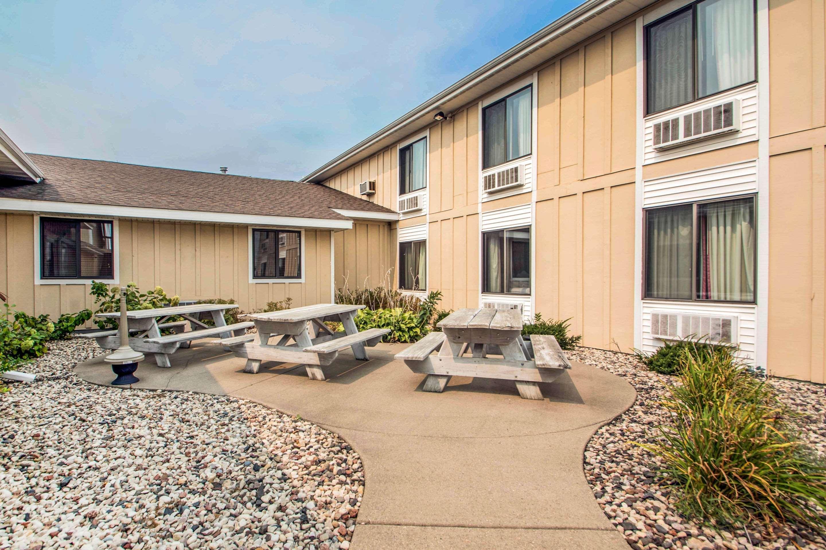 Clarion Pointe Hotel Tomah Luaran gambar